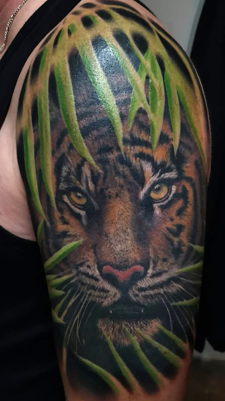 Tattoo Anansi Studio München Munich Haidhausen Pete tiger staring leaves hunt best colour realistic animal portrait