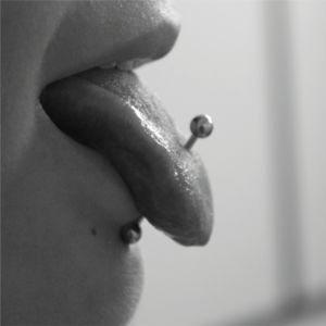 Zunge zungenpiercing tattoo studio anansi münchen