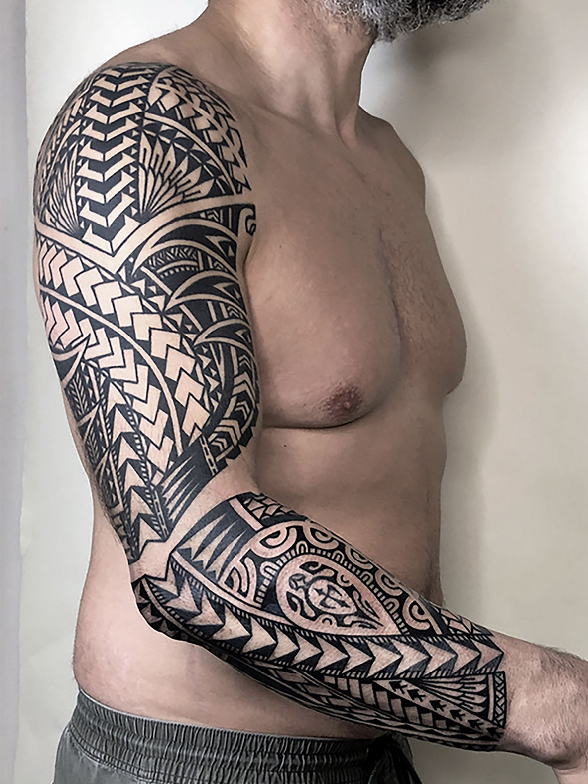 tattoo studio anansi ari best bestes bester line tribal maori geometrie artist tattoo tätowierer