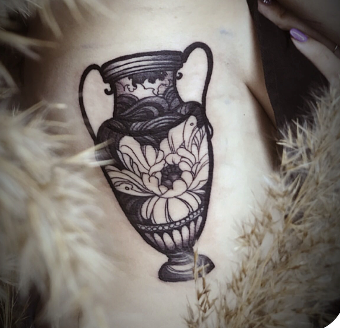 tattoo studio anansi münchen reka best bestes bester tätowiererin artist blackwork linework neotraditional work negative flower weiblich münchen bayern deutschland