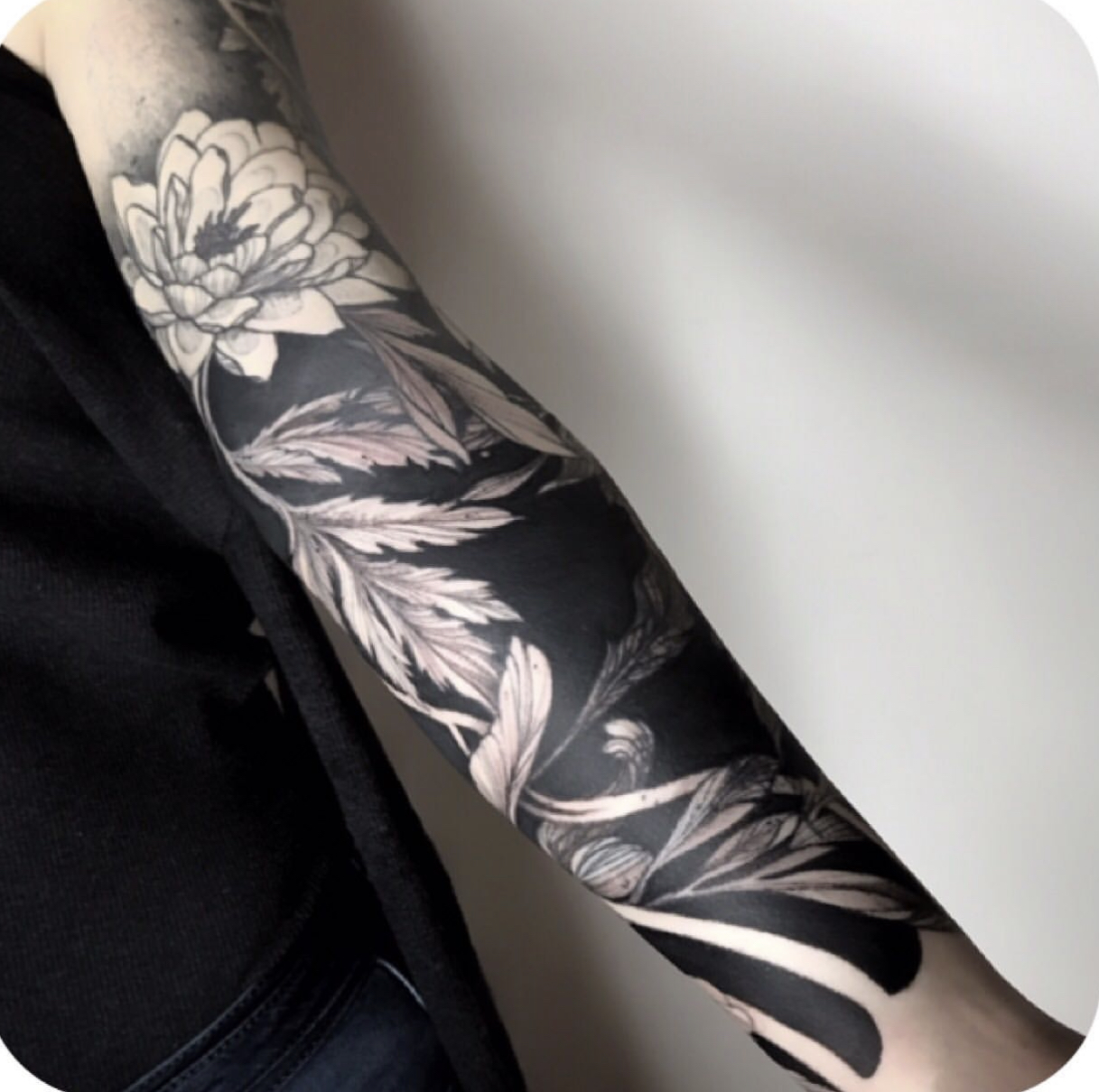 tattoo studio anansi münchen reka best bestes bester tätowiererin artist blackwork linework neotraditional work negative flower weiblich münchen bayern deutschland