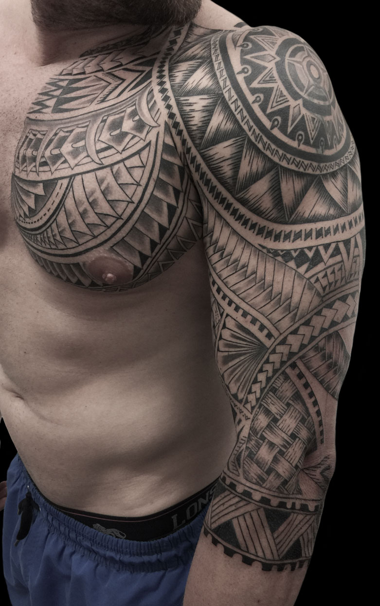 Tattoo Anansi Studio München Munich Haidhausen Zouzou best waist hip mandala ornamental blackwork dotwork