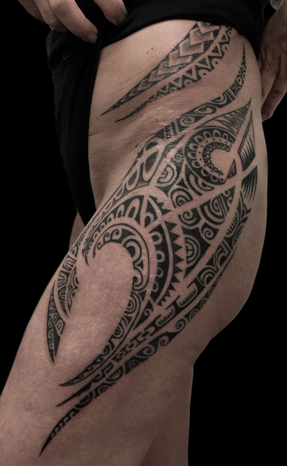 Tattoo Anansi Studio München Munich Haidhausen Zouzou best waist hip mandala ornamental blackwork dotwork