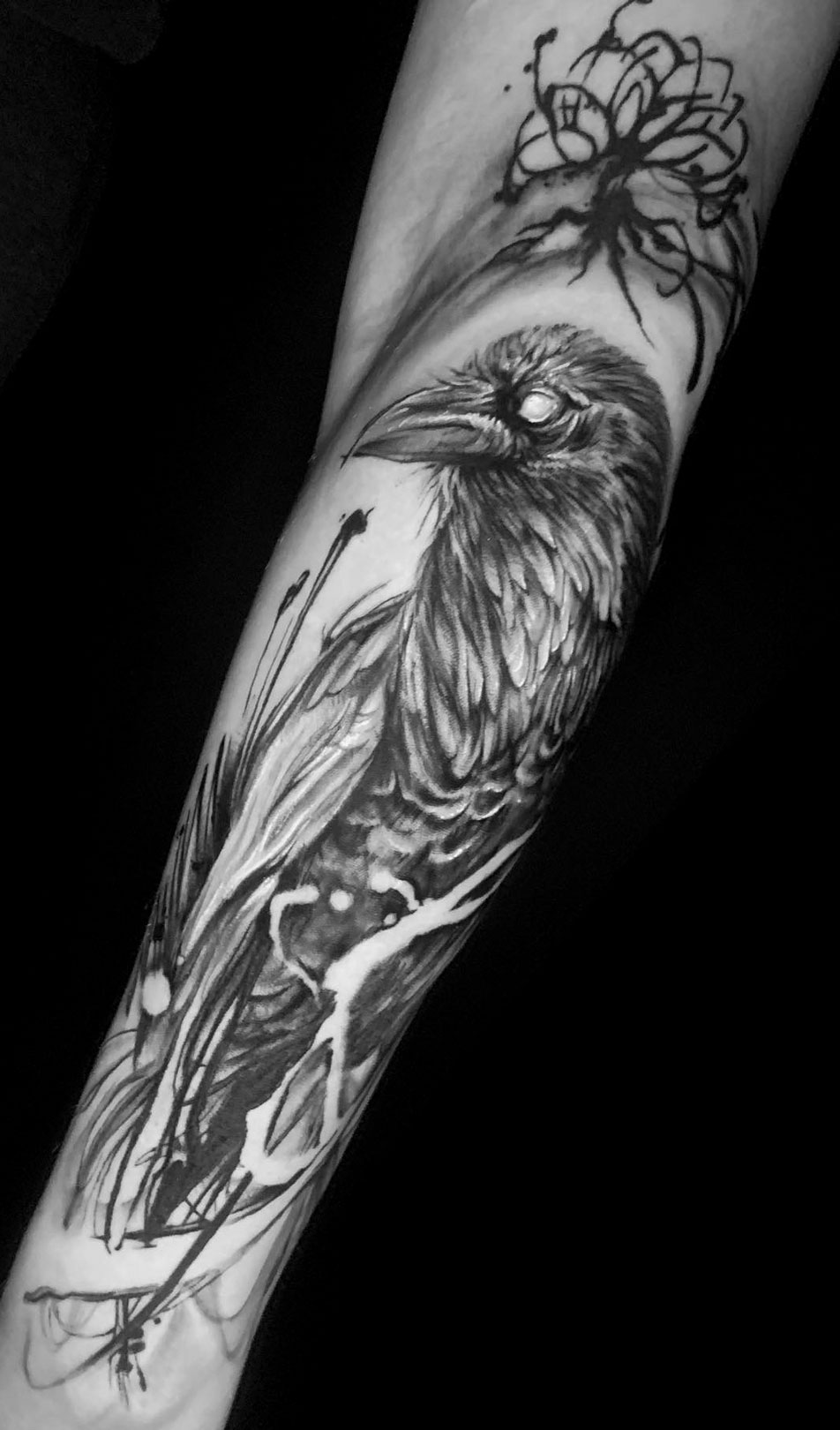 Tattoo Anansi Studio München Munich Haidhausen Tim dark horror raven crow yggdrasil best abstract realistic blackwork animal