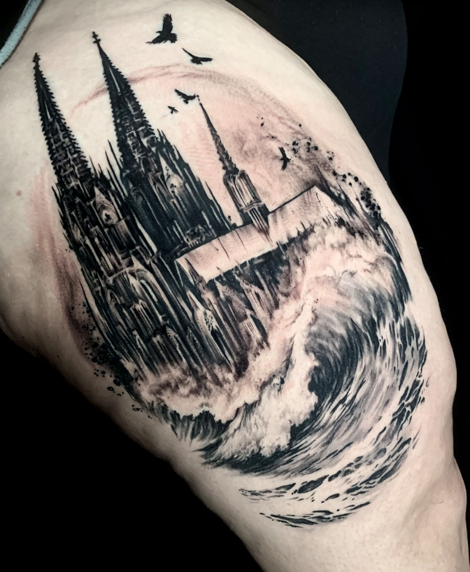 Tattoo Anansi Studio München Munich Haidhausen Tim kölner dom brandung wave cathedral best blackwork abstract