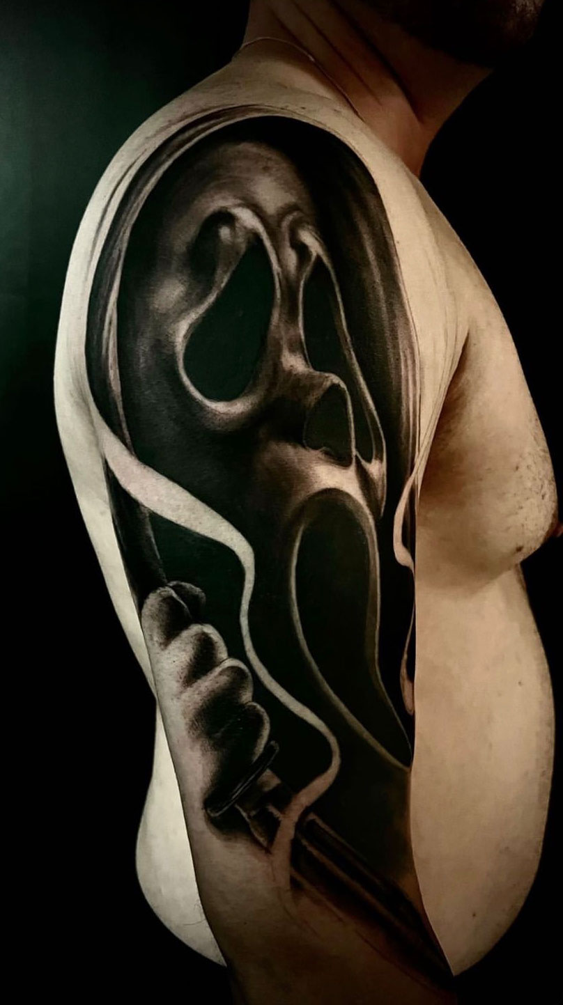 Tattoo Anansi Studio München Munich Haidhausen Tim scream mask upper arm best black and grey realistic horror sleeve