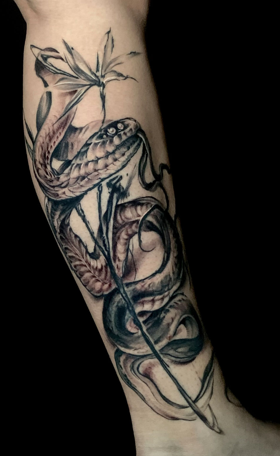 Tattoo Anansi Studio München Munich Haidhausen Tim sketchy blackwork snake flower best abstract sketchy darkwork